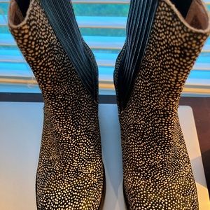 Ugg Women’s Boots Rare Leather Ankle  Size 7 Black Spotted New